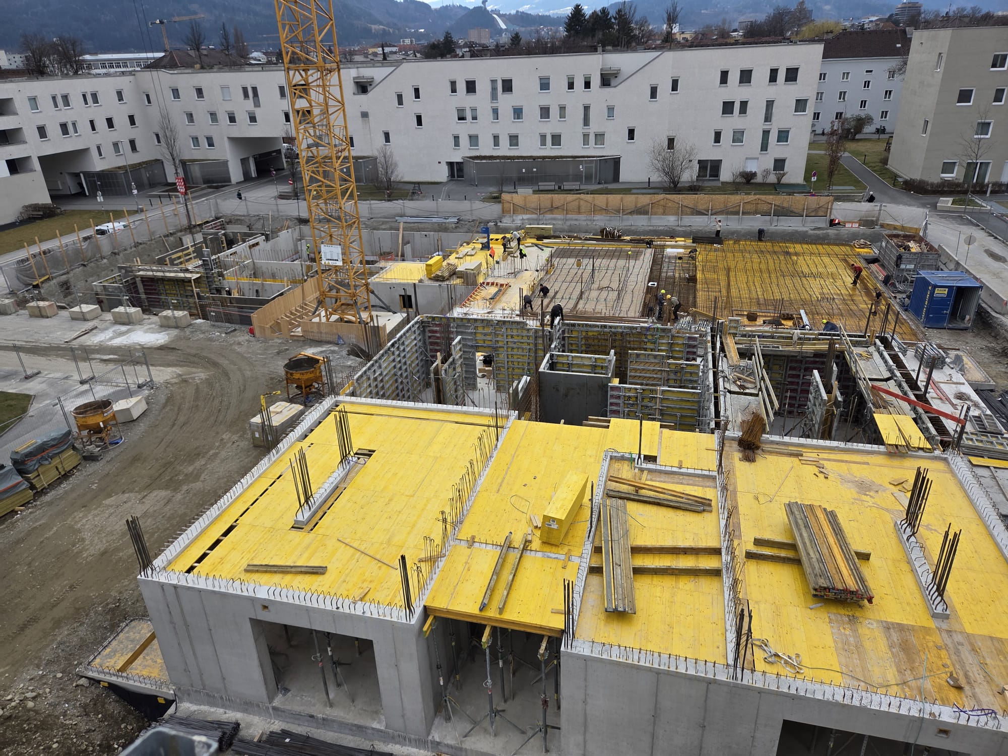 Bewehrungs- und Deckenschalungsarbeiten auf einer Baustelle in Tirol